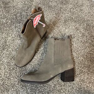 Blondo Sonali Suede Waterproof Chelsea Boots Size‎ 7.5